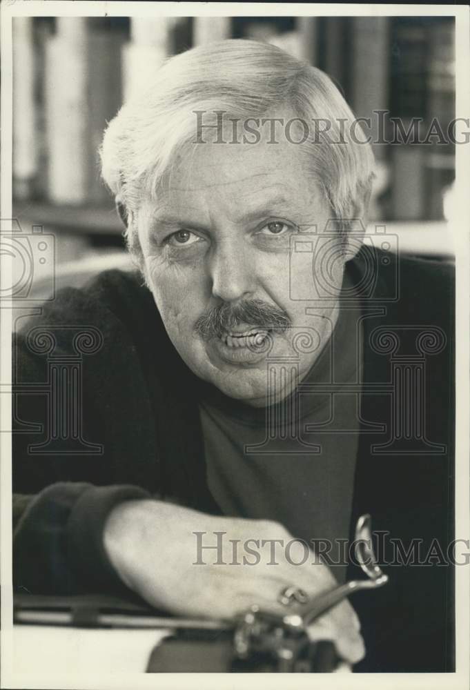1977 Press Photo Special Correspondent Hugh Mulligan in Connecticut at home - Historic Images