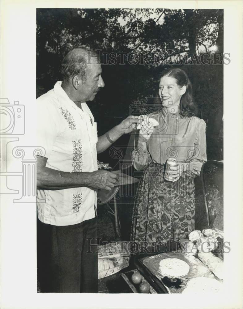 1986 Press Photo Humberto Monsivais at Thank You Party with Gayle Spencer - Historic Images