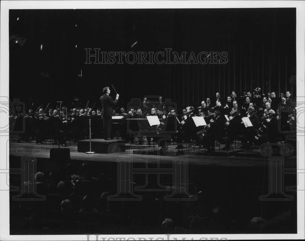 1965 Press Photo Leonard Bernstein conducting The New York Philharmonic - Historic Images