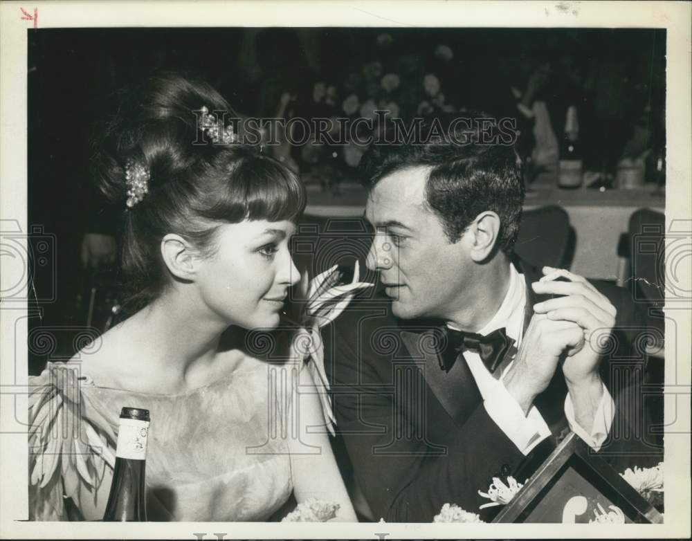 1962 Press Photo Actor Tony Curtis with Christine Kaufman - Historic Images