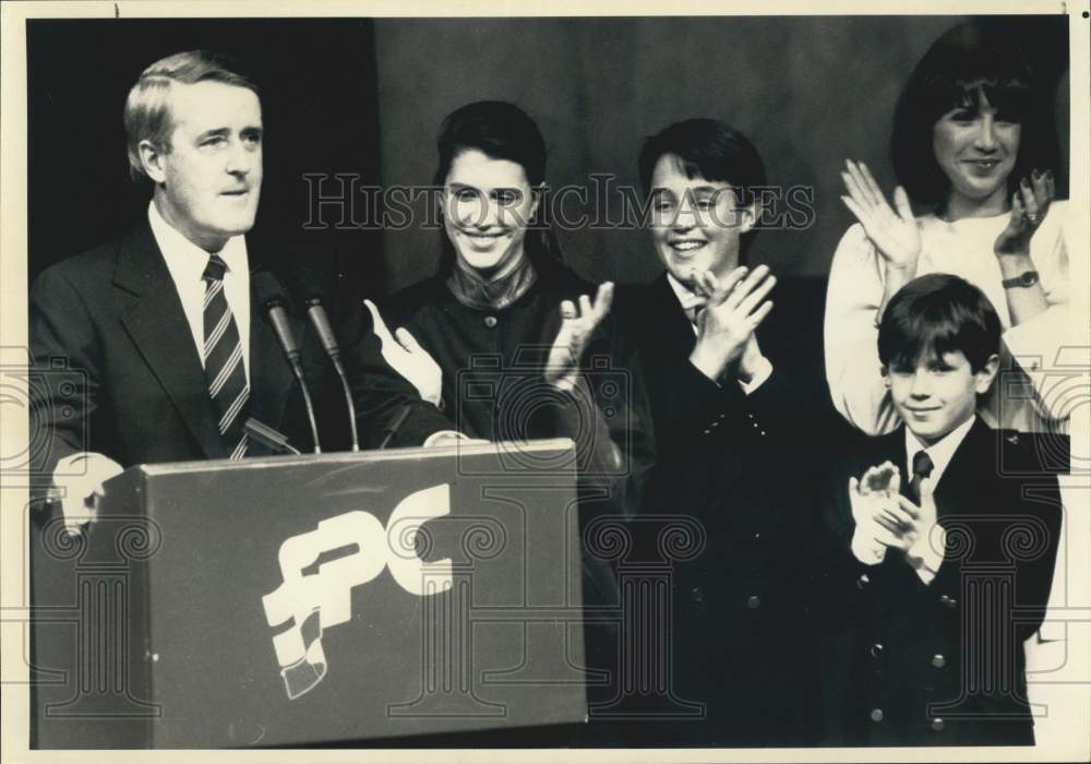 1989 Press Photo Canadian Prime Minister Brian Mulroney giving victory speech - Historic Images