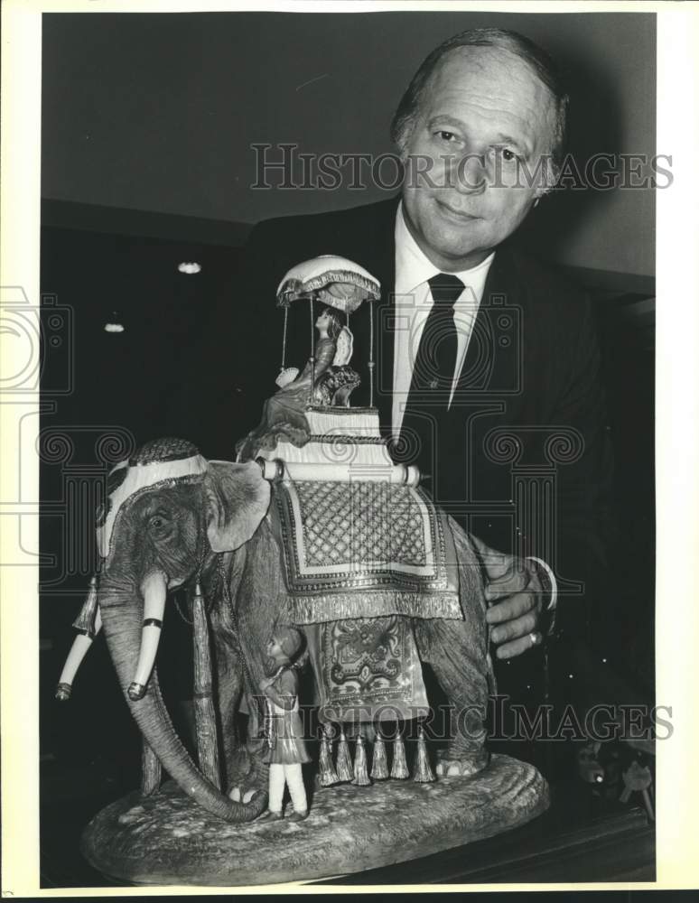 1985 Press Photo Boehm Porcelain Art President Frank Cosentino &amp; Elephant Piece - Historic Images