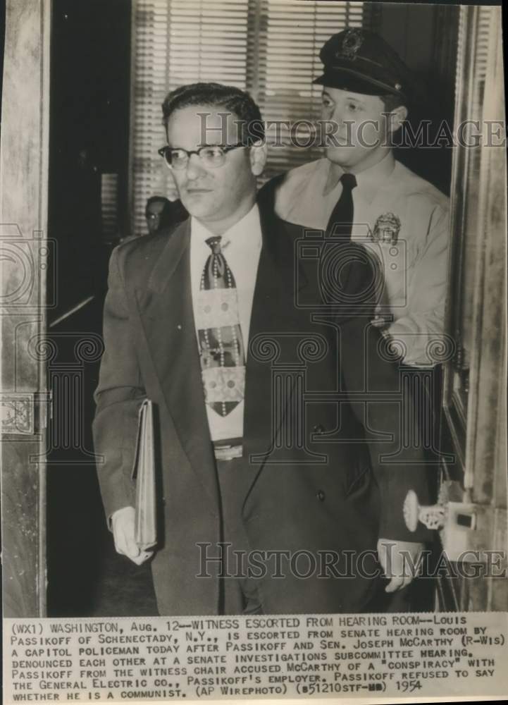 1954 Press Photo Louis Passikoff escorted from Senate hearing room, Washington - Historic Images