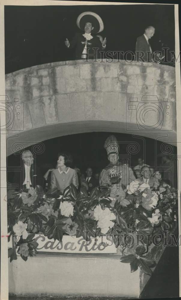 1966 Press Photo Mrs. Lyndon B. Johnson riding on &quot;Casa Rio&quot; float during visit - Historic Images