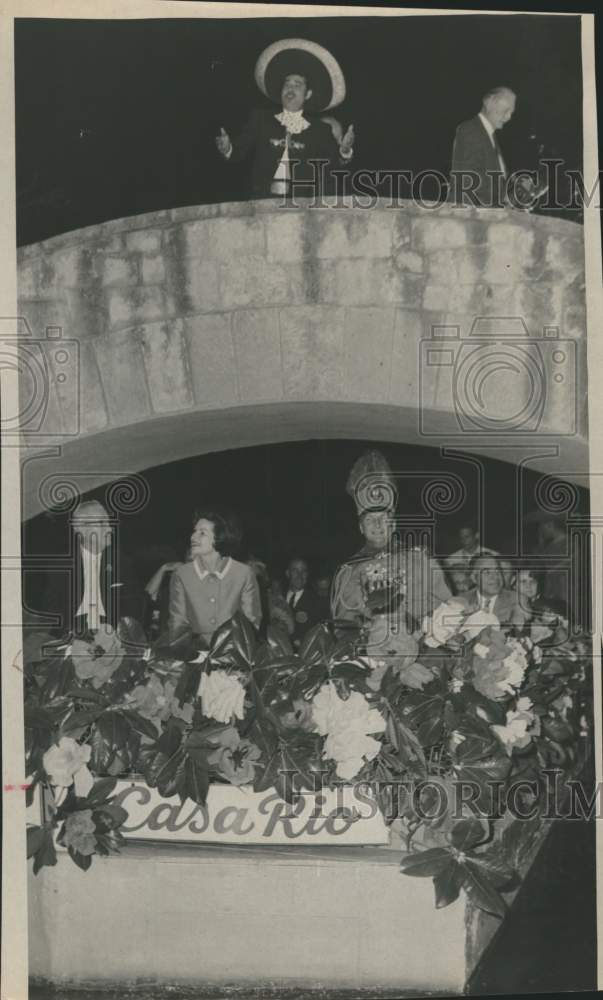 1966 Press Photo Mrs. Lyndon B. Johnson riding on "Casa Rio" float during visit - Historic Images