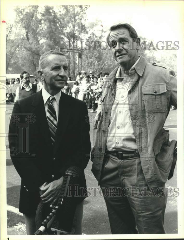 1986 Press Photo Actor Richard Crenna &amp; H. Ross Perot on NBC-TV Miniseries Set - Historic Images