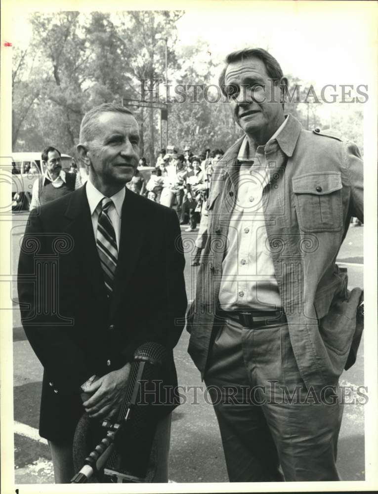 1986 Press Photo Actor Richard Crenna & H. Ross Perot on NBC-TV Miniseries Set - Historic Images