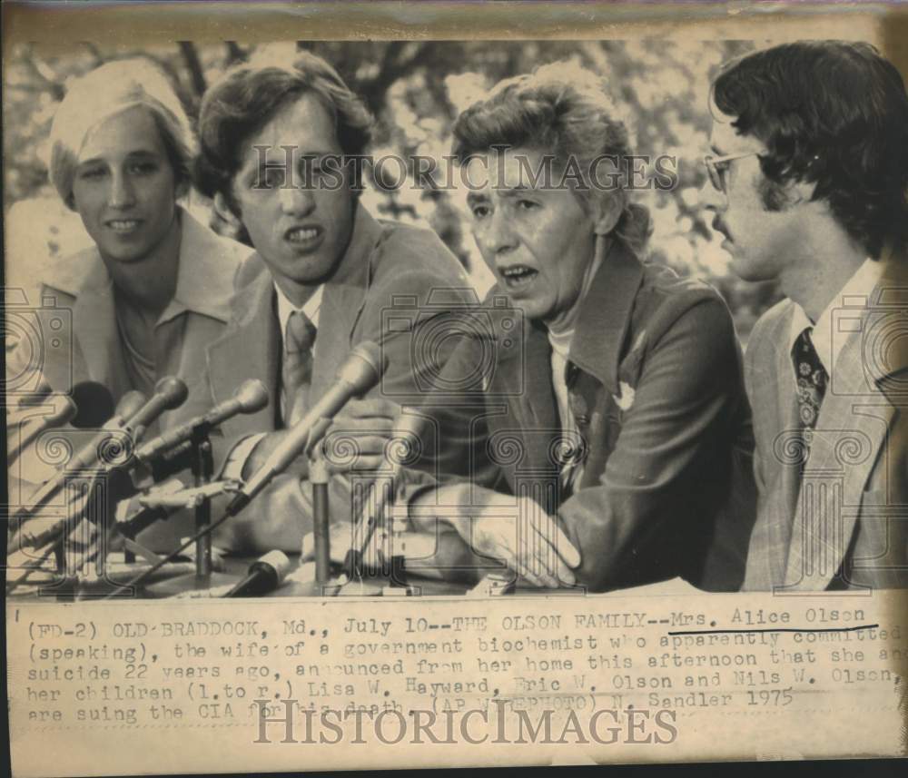 1975 Press Photo Alice Olson &amp; Family Sues CIA For Husband&#39;s Death - Historic Images