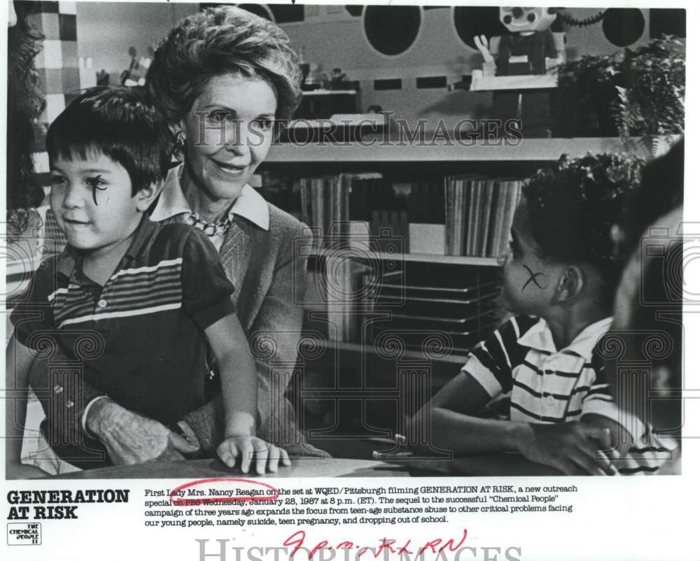 1987 Press Photo Nancy Reagan &amp; Kids on &quot;Generation at Risk&quot; Set, Pittsburgh - Historic Images