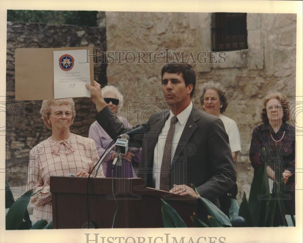 1989 Press Photo Astronaut John Blaha Gives Speech at the Alamo, San Antonio - Historic Images