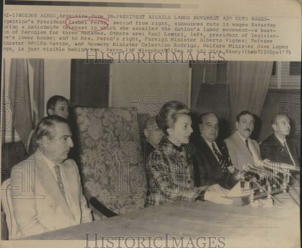 1975 Press Photo President Isabel Peron announces wage cut, Buenos Aires - Historic Images