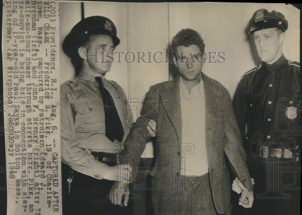 1948 Press Photo Ex-convict Frederick S. Pike with patrolmen, Rhode Island- Historic Images