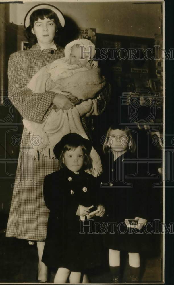 1949 Press Photo Mrs. Quentin Roosevelt, children return home from Hong Kong - Historic Images