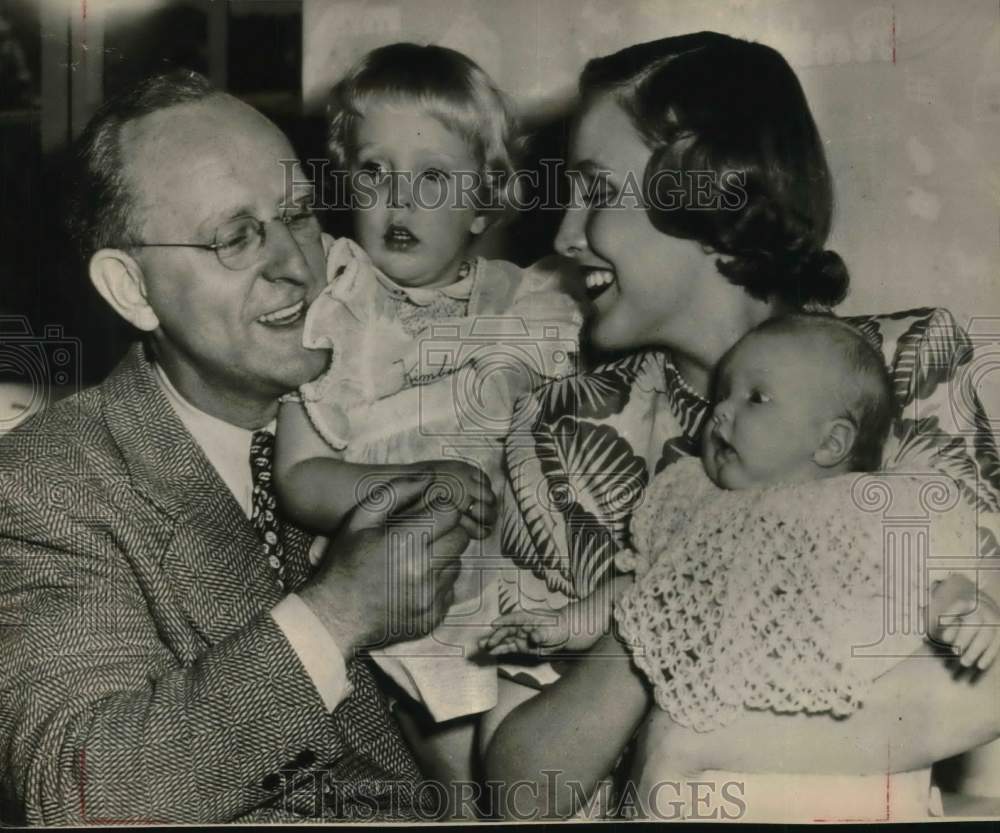 1948 Press Photo Bandleader Kay Kyser with wife Georgia and their daughters - Historic Images