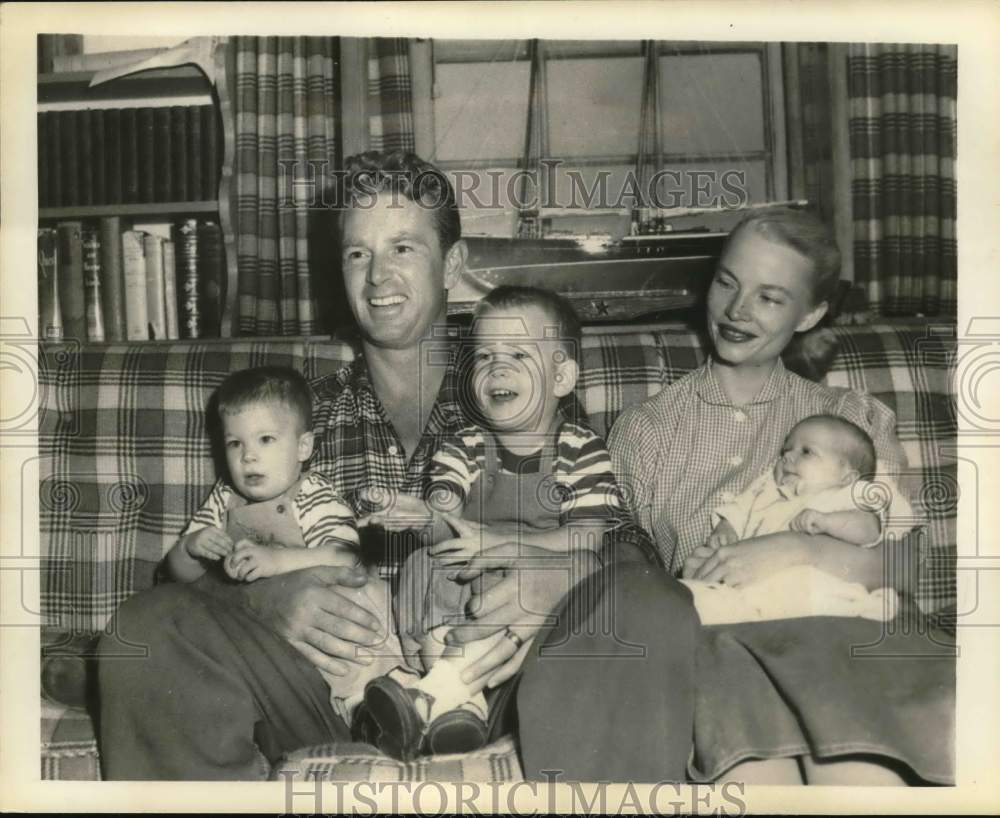 1950 Press Photo Actor Sterling Hayden, Wife &amp; Children at Los Angeles Home - Historic Images