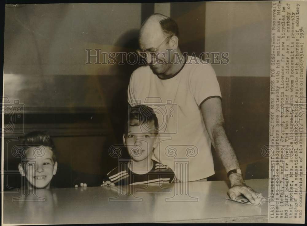 1954 Press Photo James Roosevelt With Sons Michael &amp; James Jr., Pasadena - Historic Images