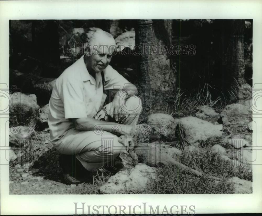 Press Photo &quot;Wild Kingdom&quot; Host Marlin Perkins Poses with Lizard - sax14313- Historic Images