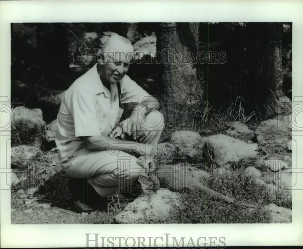 Press Photo "Wild Kingdom" Host Marlin Perkins Poses with Lizard - sax14313- Historic Images