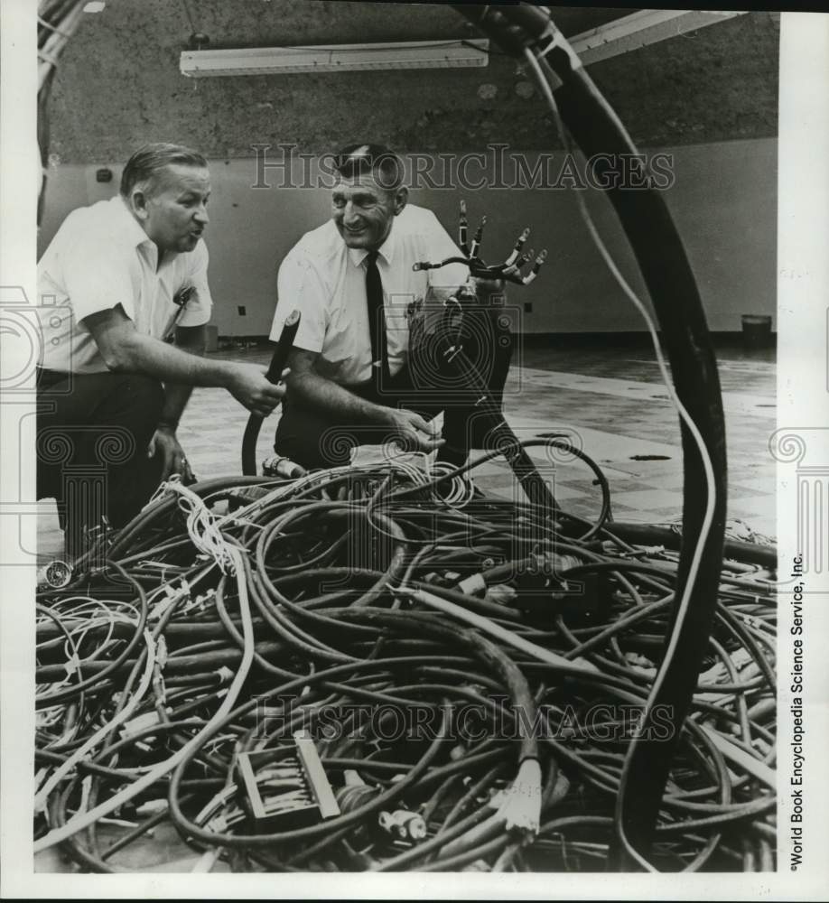 1967 Press Photo Cape Kennedy-Vernon Derby & Jerry Walden view blockhouse wiring - Historic Images