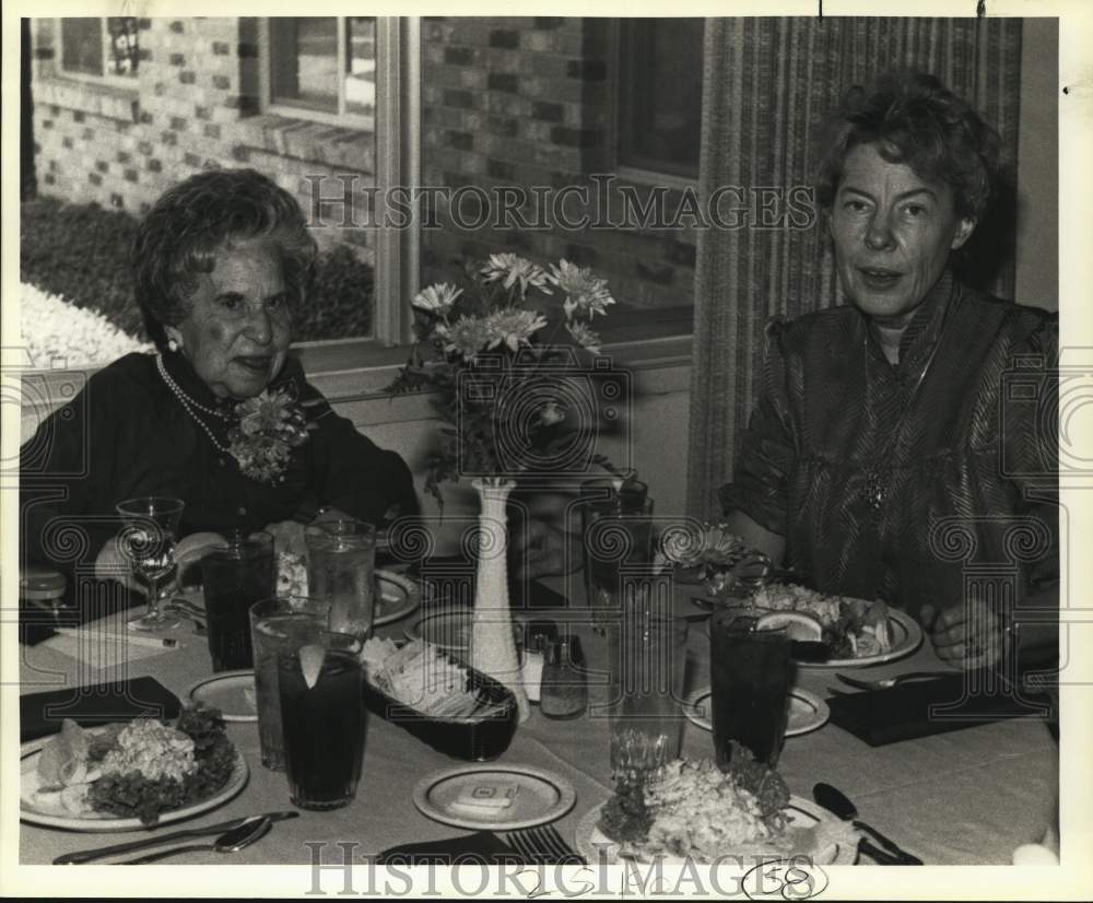 1984 Press Photo U.S. Ambassador Jeane Kirkpatrick & Emma Peltason having lunch- Historic Images