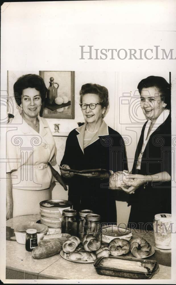 1966 Press Photo Mrs. Jacobson, Mrs. Eckert & Mrs. Narvarte plan Kosher Meal- Historic Images