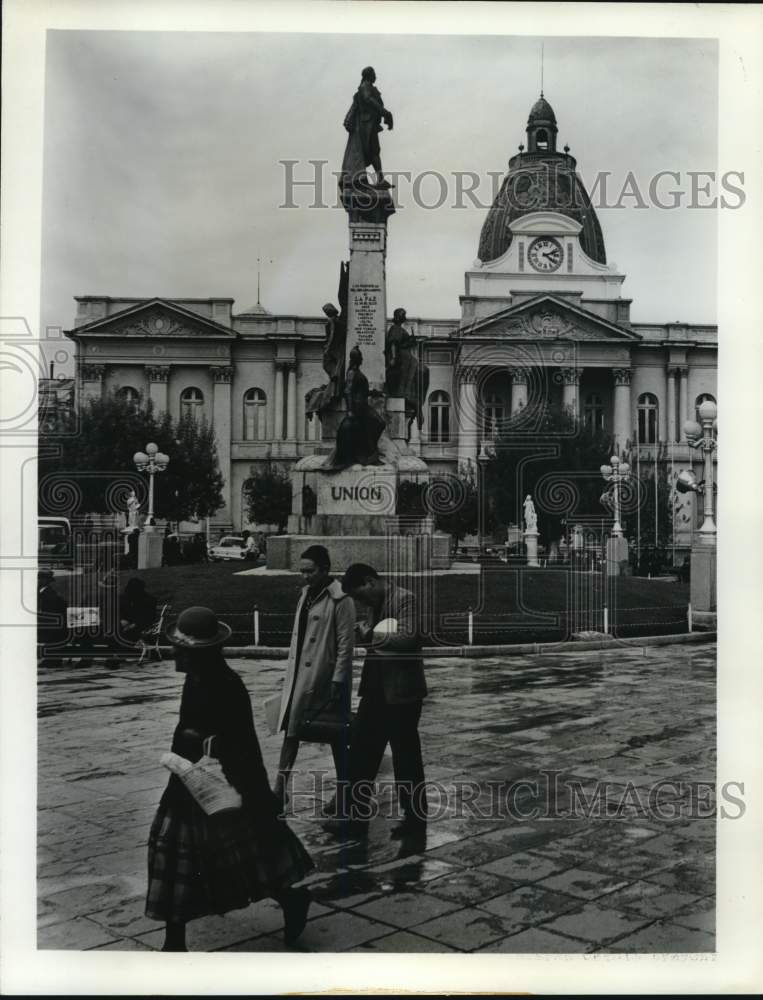 Press Photo People walk by a Union monument - sax21060 - Historic Images