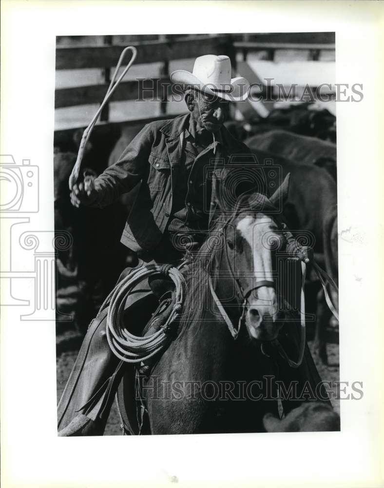 1987 Press Photo Rancher Pedro Torres shown riding his horse- Historic Images