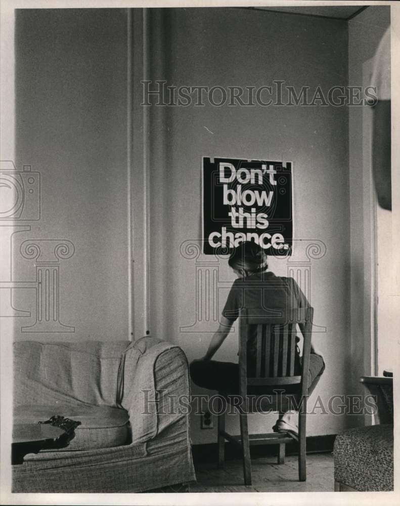 1970 Press Photo Helen returned to Project Turnabout, MA sits alone facing wall - Historic Images