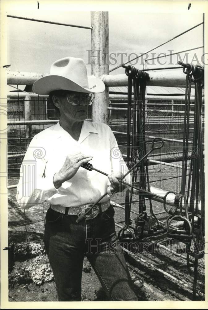 1984 Press Photo Pat Litton works on her ranch near Wright, Wyoming - Historic Images
