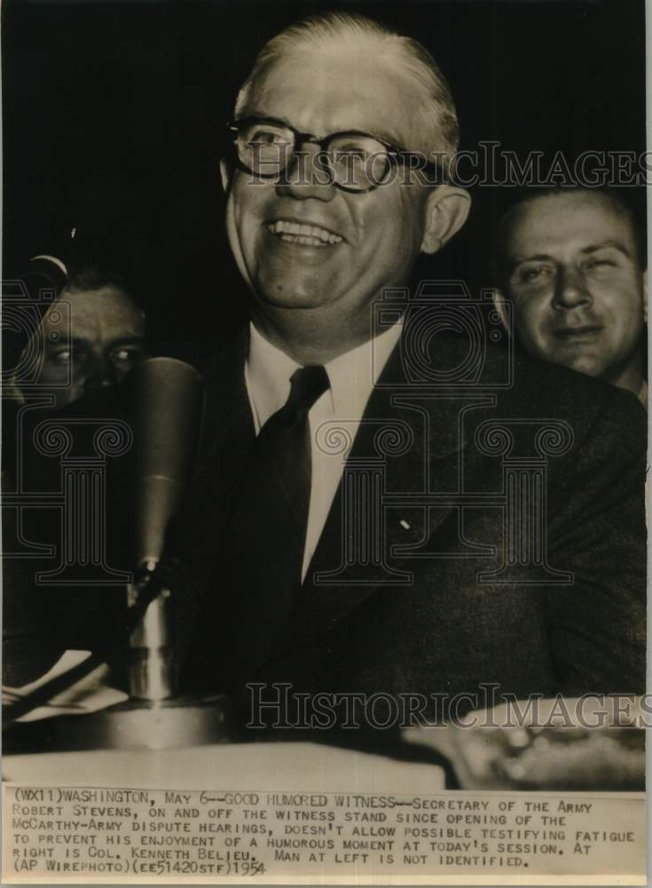 1954 Press Photo Secretary Robert Steven at Army dispute hearing in Washington- Historic Images