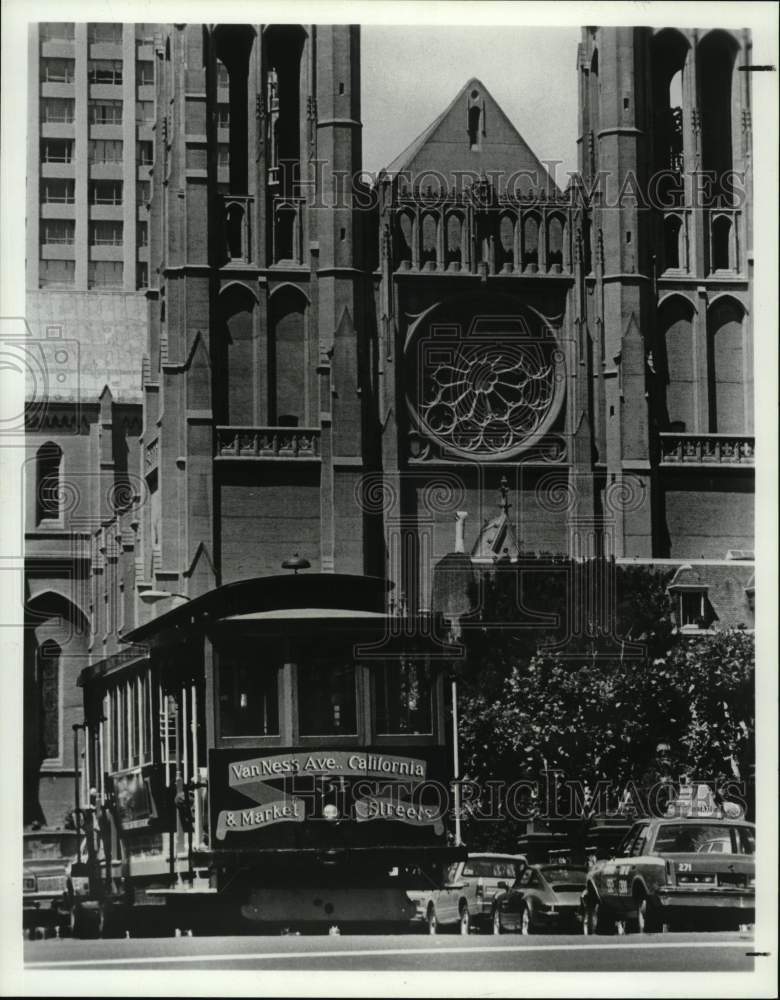 Press Photo A California Street cable car traverses San Francisco&#39;s Nob Hill- Historic Images