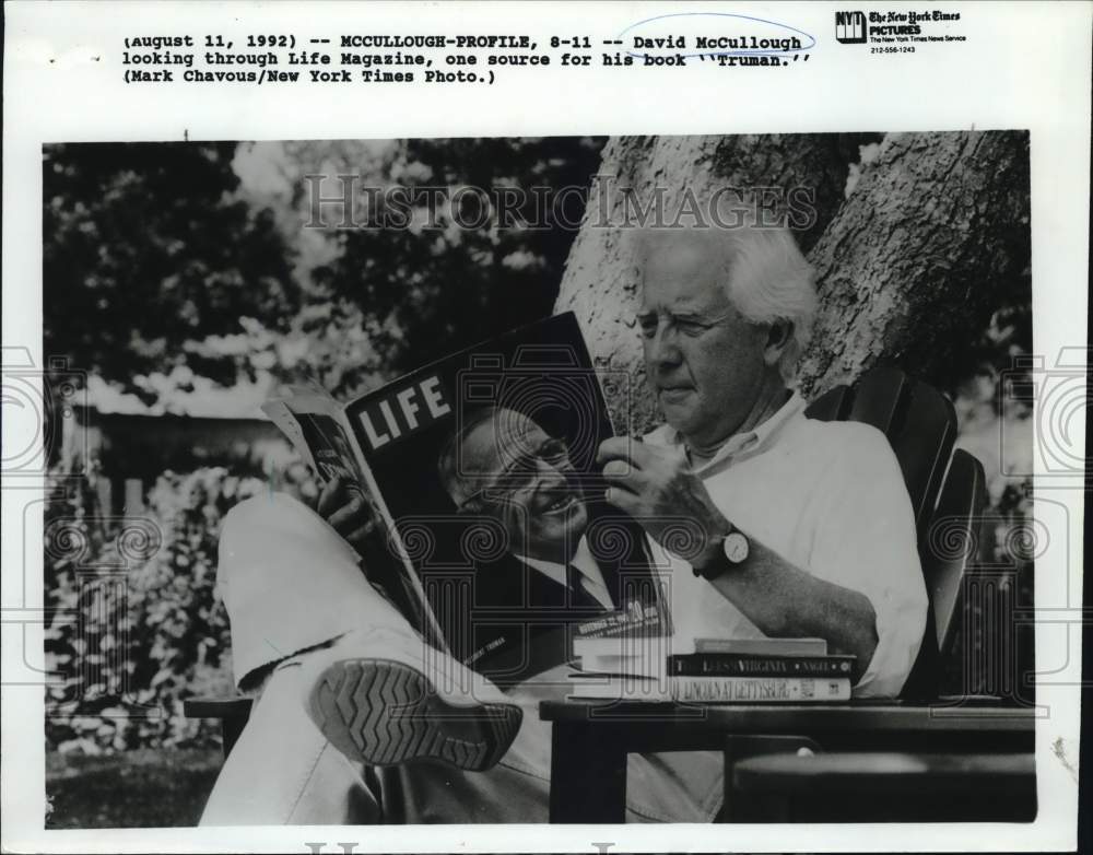 1992 Press Photo David McCullough reads the Life Magazine - sax22130- Historic Images