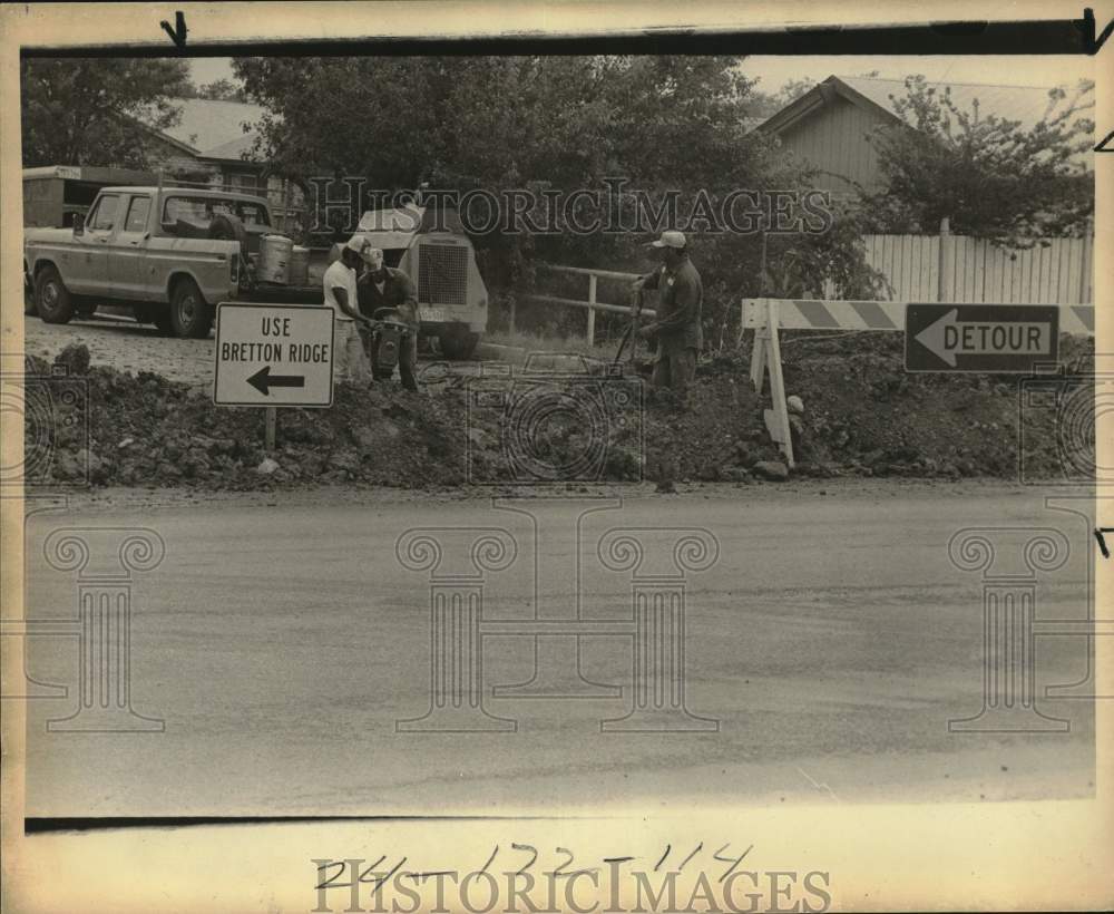 1977 Press Photo Ongoing road construction, detour signs put up - sax22760- Historic Images