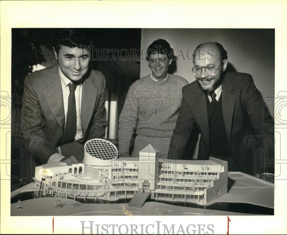 1984 Press Photo Delegates unveil a model of the Science and Technology Museum- Historic Images