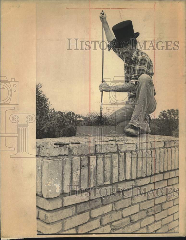 Press Photo Chimney sweep by Tom Fawcett - sax23106- Historic Images