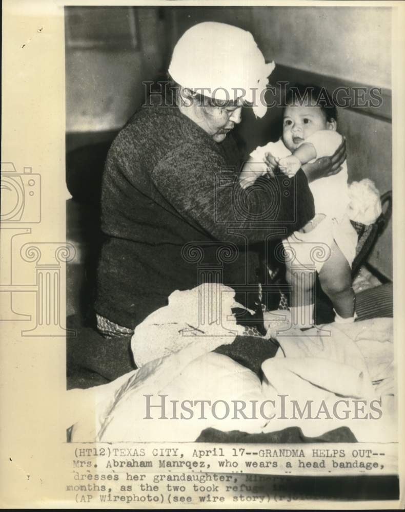 1947 Press Photo Mrs. Abraham Manrquez and granddaughter stay at Texas City Hall- Historic Images