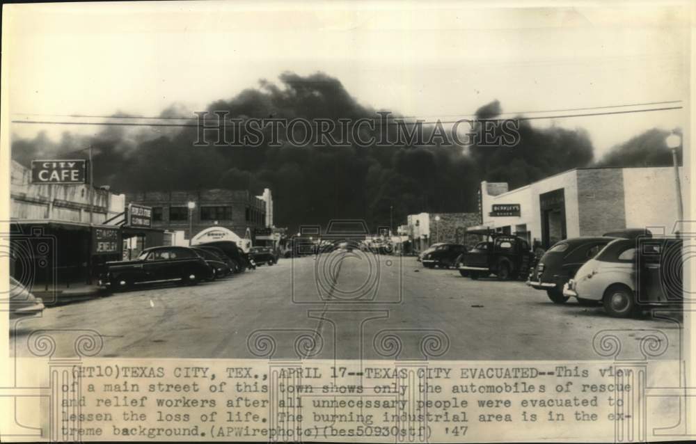 1947 Press Photo Burning industrial area, background of a Texas City main street- Historic Images
