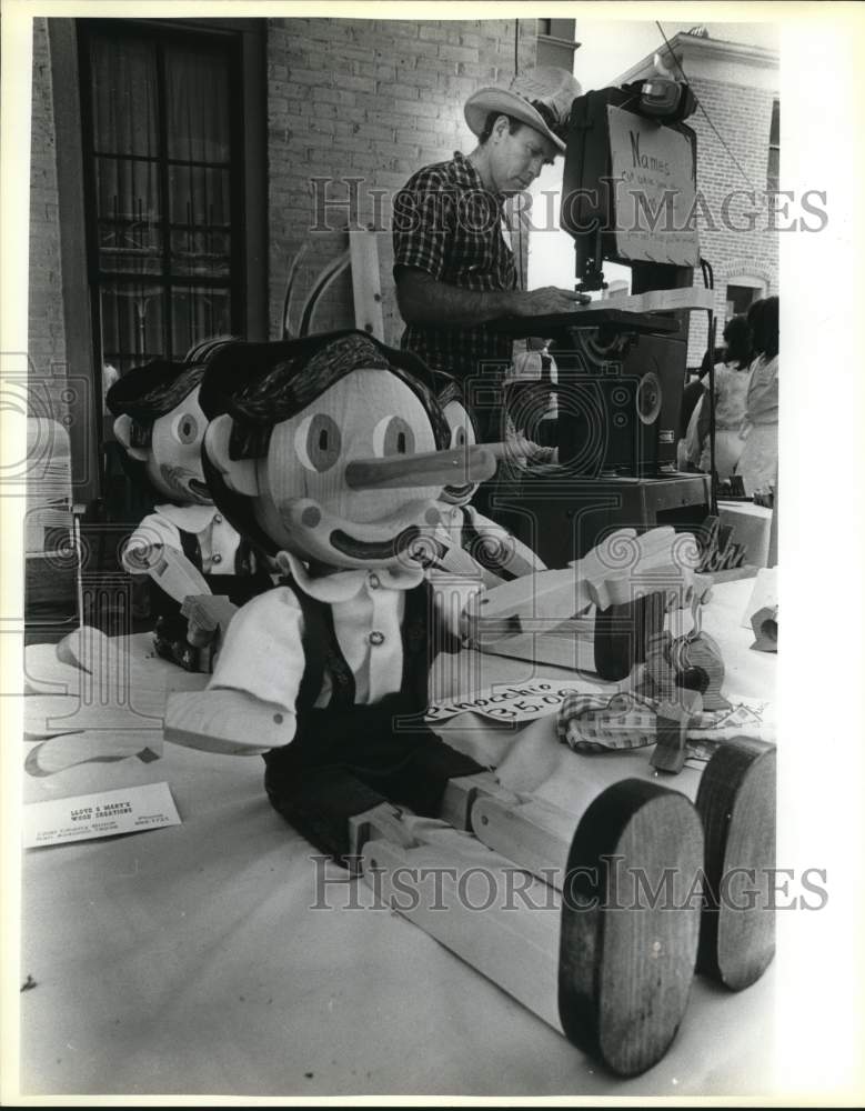 1985 Press Photo Lloyd Adams makes wooden Pinocchios at Starving Artist Show- Historic Images