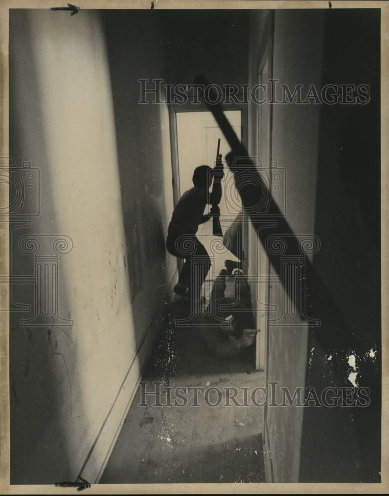 1975 Press Photo SWAT officers Tony Patterson and Celestino Vargas at training- Historic Images