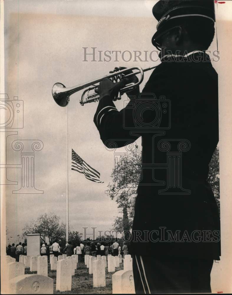 1970 Press Photo James Bugler performs during Veterans' Day at National Cemetery- Historic Images