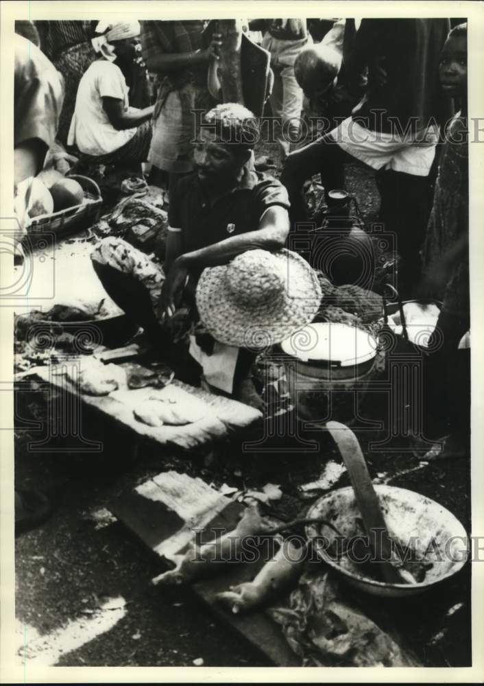 1982 Press Photo Rats lie on display in the village market near Enugu, Biafra - Historic Images