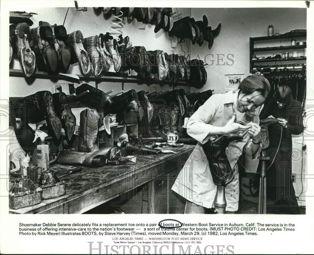 1982 Press Photo Shoemaker Debbie Serene works at Western Boot Service in Auburn- Historic Images