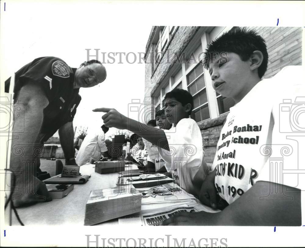 1994 Press Photo Students during Bonham Health Fair at 925 S St. Mary's - Historic Images