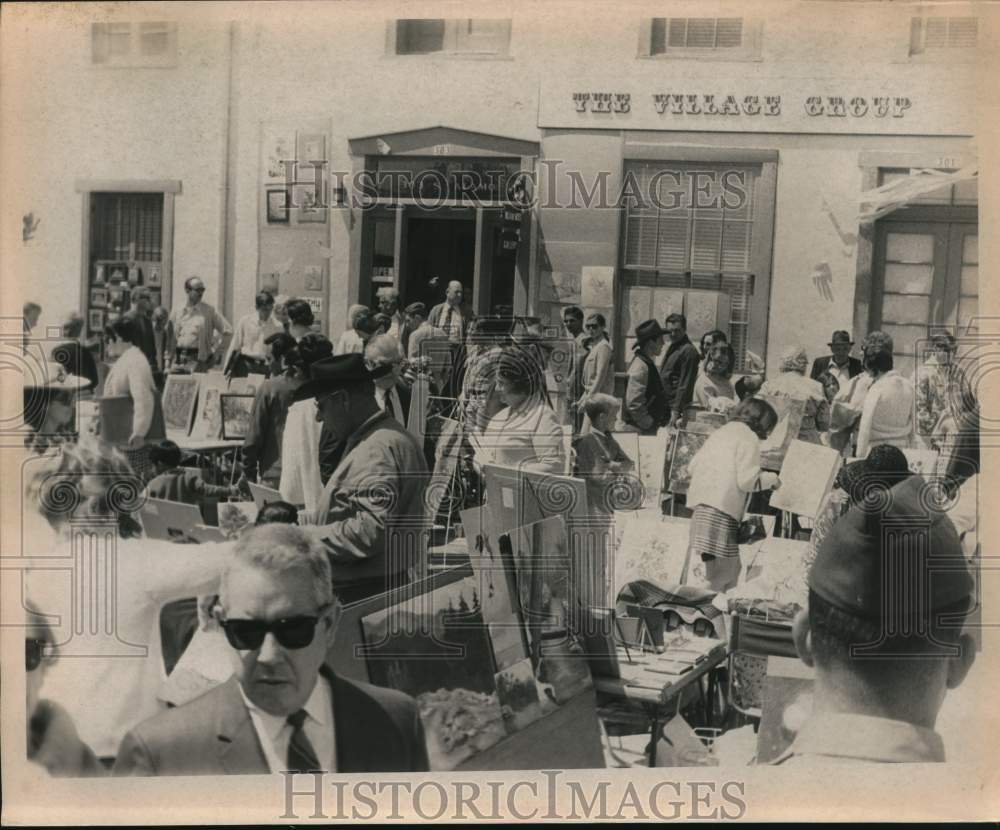 Press Photo Artists sell works outside The Village Shop - sax25495- Historic Images