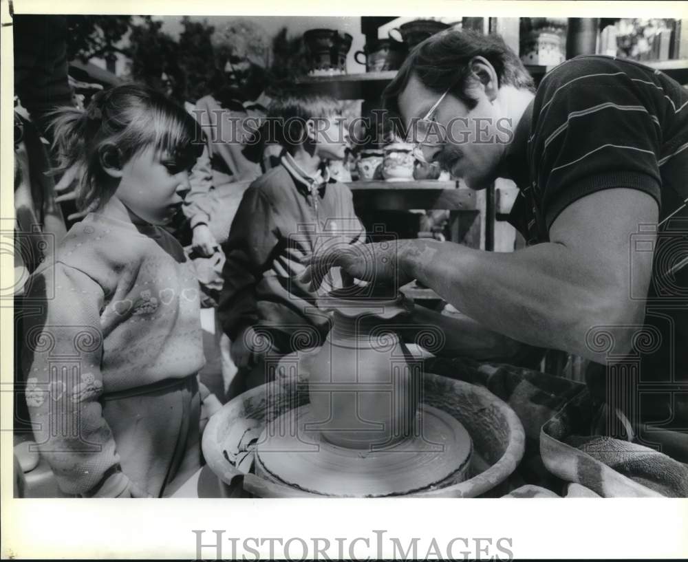 1990 Press Photo Chris Stender throws pot on the wheel at Starving Artist Show- Historic Images