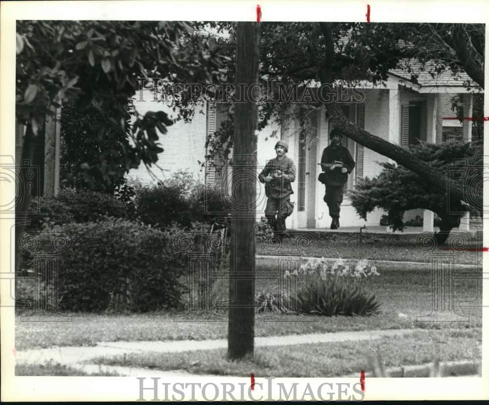 1983 Press Photo SWAT team members move in during siege at 578 Donaldson- Historic Images
