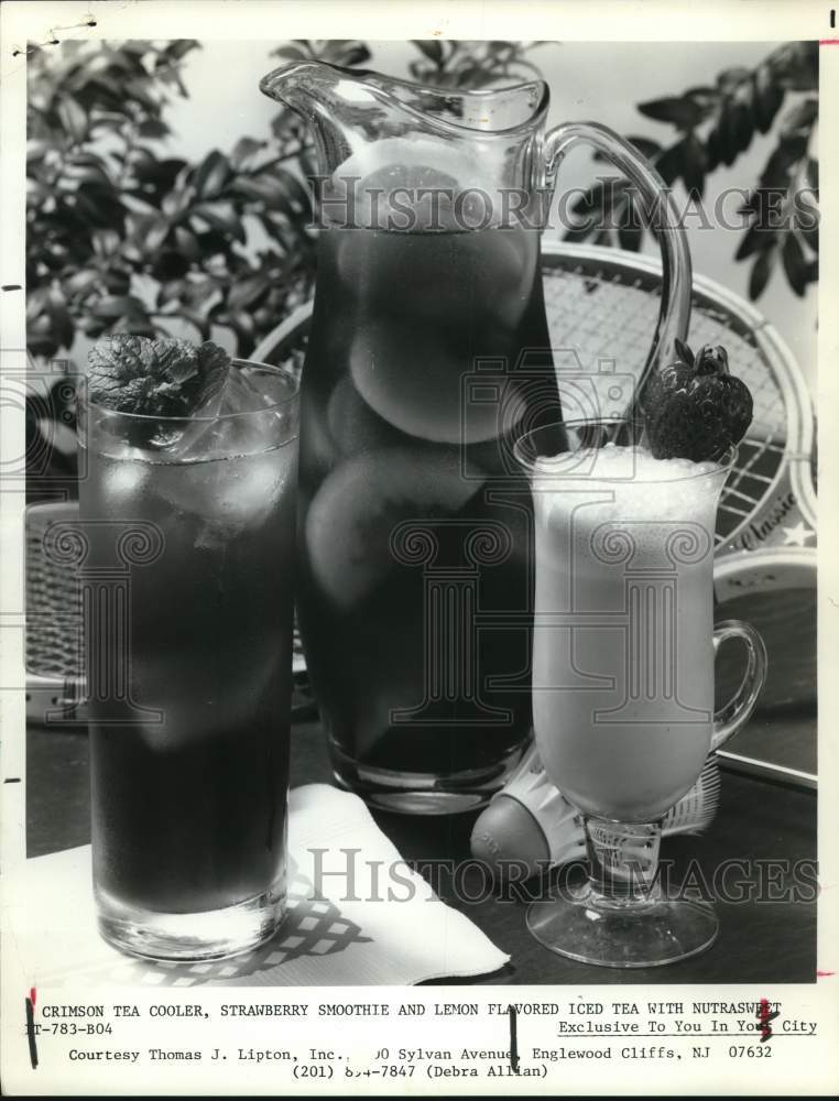 Press Photo Strawberry Smoothie and Lemon Iced Tea Served at Badminton Display- Historic Images