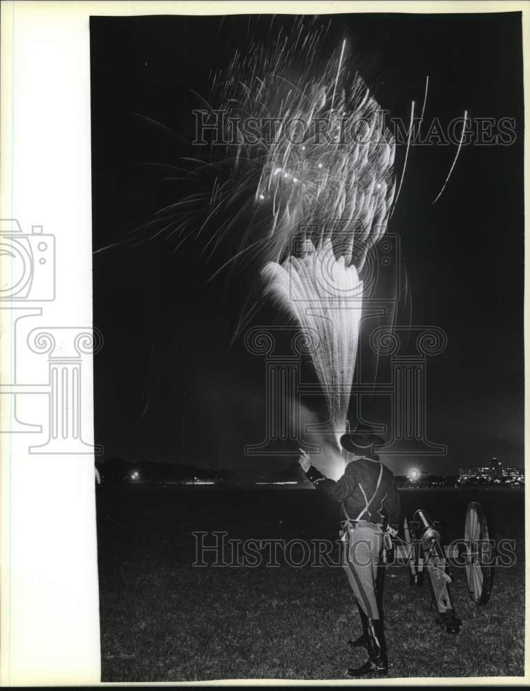 1985 Press Photo Bob Boyd, Howitzer Operator at Fort Sam Houston Fireworks Event- Historic Images