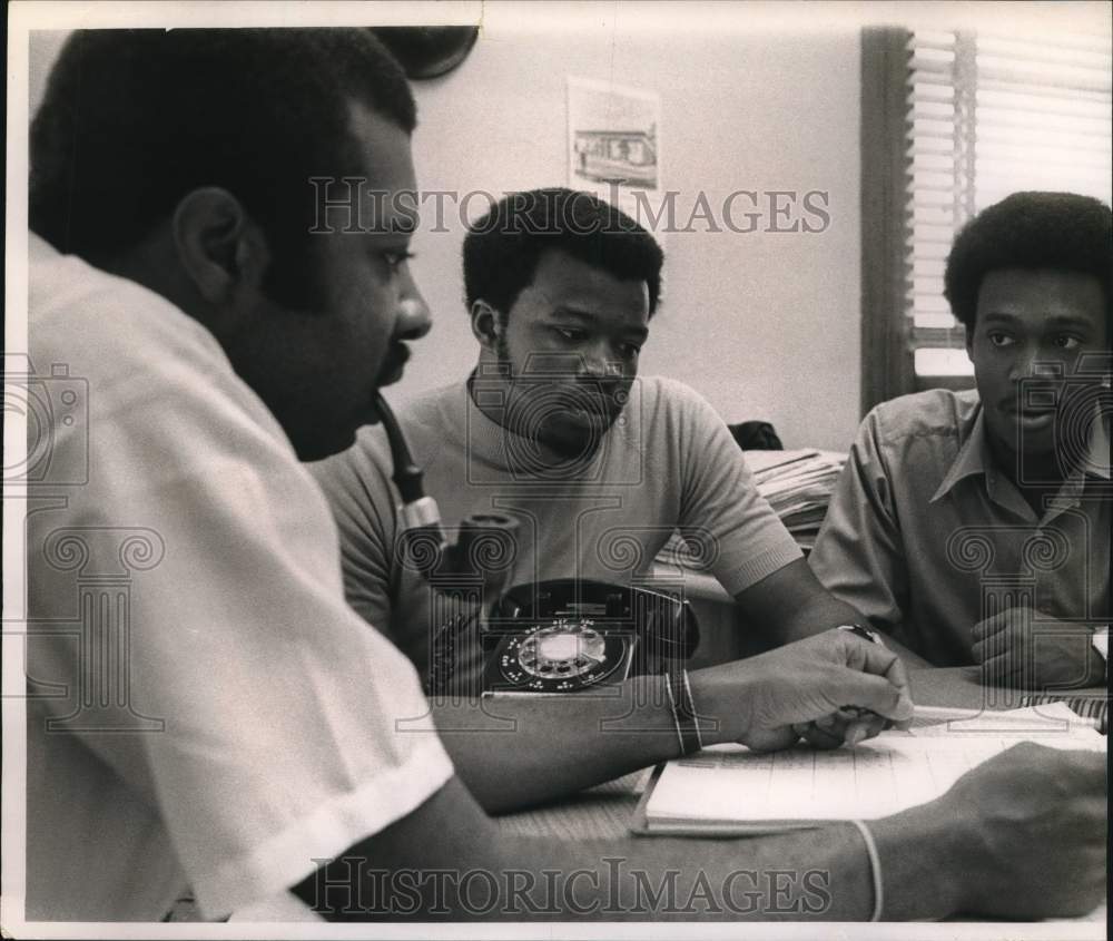 1970 Press Photo Indiana University Dean Dr. Rozelle Boyd with Students- Historic Images