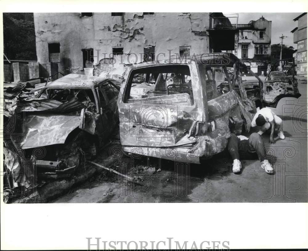Press Photo People next to bombed cars in Panama - sax28245 - Historic Images